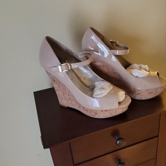 GUESS by Christin Natural Peep Toe Patent Leather Wedges- 8M - Picture 1 of 10